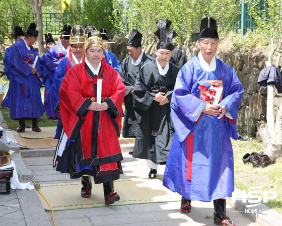 NSP통신-한국원자력환경공단 차성수 이사장이 지난 5일 감포읍 이견대에서 열린 문무대왕릉 춘향대제에 참여하고 있다. (한국원자력환경공단)