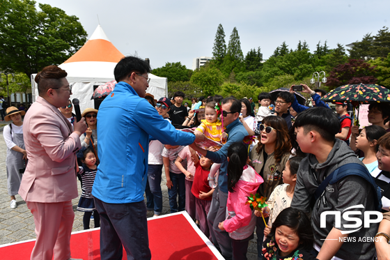 NSP통신-경북관광공사가 경주 보문단지에서 지난 5일 준비한 어린이날 행사에서 이재춘 사장대행이 어린이들에게 선물을 나누어 주고 있다. (경북관광공사)