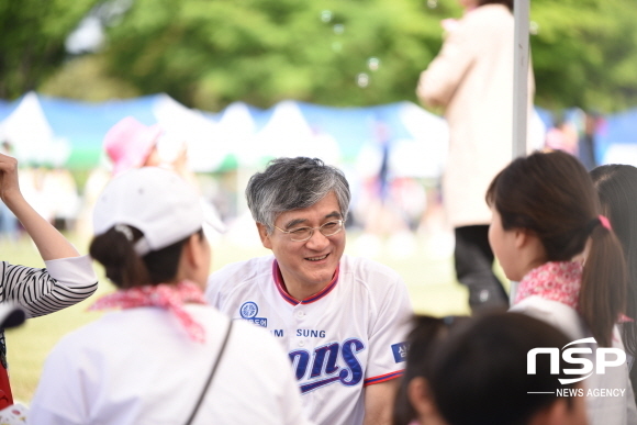 NSP통신-홍덕률 대구시교육감 예비후보가 5월 5일, 달서가족축제가 열리고 있는 호림강나루공원을 찾아 아이들, 엄마들과 이야기를 나누고 있다. (홍덕률 예비후보)