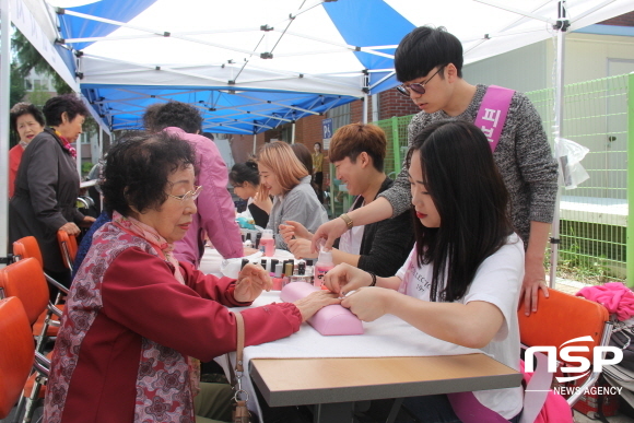 NSP통신-수성대학교 피부건강관리과 학생들이 4일 대구시 수성구 황금종합사회복지관을 찾은 어르신들에게 네일아트, 손 마사지 봉사활동을 펼치고 있다. (수성대학교)