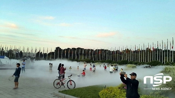 NSP통신-서울올림픽공원 평화의 광장에서 많은 시민들이 올포그코리아의 쿨링포그에서 뿜어내는 시원함에 빠져있다. (올포그코리아 제공)