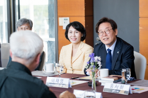 NSP통신-부인 김혜경 씨와 함께 파주에 방문한 이 후보가 출판도시 활성화를 위한 간담회에서 이야기를 경청하고 있다. (명캠프)