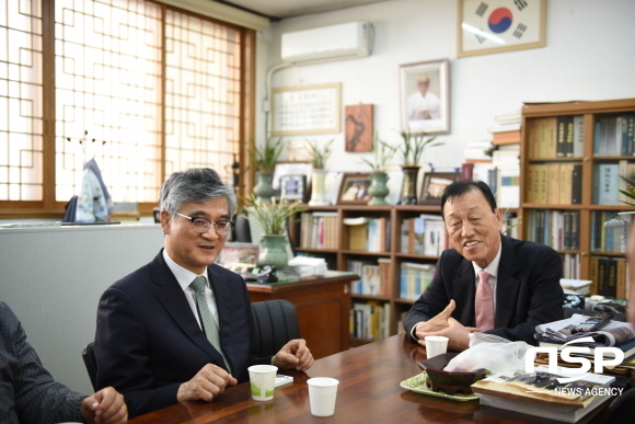 NSP통신-홍덕률 예비후보가 대구 향교, 성균관유도회총본부 예정수회장을 만나 교육에 대한 이야기를 나누었다. (홍덕률 예비후보)