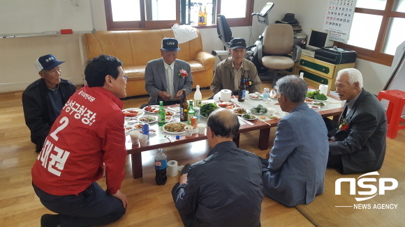 NSP통신-김대권 자유한국당 대구 수성구청장 예비후보가 8일 경로당을 찾아 어르신들에게 인사를 올리고 있다. (김대권 예비후보)