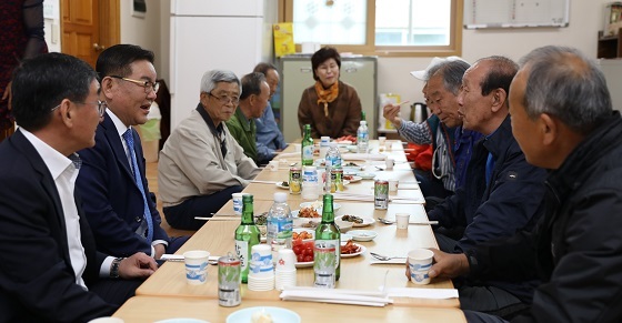 NSP통신-▲최홍묵 계룡시장이 어버이날을 맞아 관내 30개 경로당을 찾았다. (계룡시)