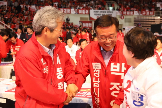 NSP통신-박정오 성남시장 후보가 인사를 나누고 있다. (박정오 후보캠프)