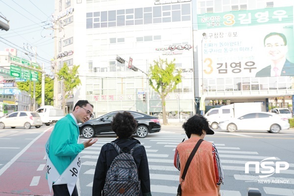 NSP통신-김영우 광주 동구청장 후보가 주민들과 대화하고 있다.