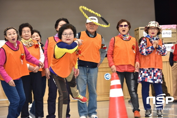 NSP통신-대구 동구지역 어르신과 영진전문대학 사회복지과 재학생들이 참여한 제14회 하하호호체육대회가 10일 이 대학 백호체육관에서 개최됐다. 사진은 고리던지기에 나선 어르신 모습 (영진전문대학)