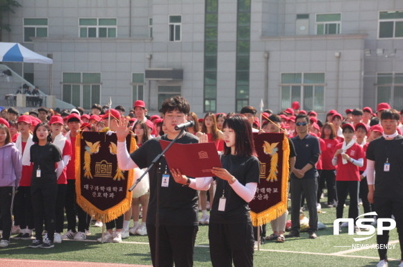 NSP통신-11일 진행된 대구과학대학교 제58회 한별체전 개막식에서 대의원의장 설정환(금융부동산과,2학년,남)군과 대의원부의장 이현정(방송엔터테인먼트코디과,2학년,여)양이 학생들을 대표해 체육대회 중 정정당당히 최선을 다할 것을 선서하고 있다. (대구과학대학교)