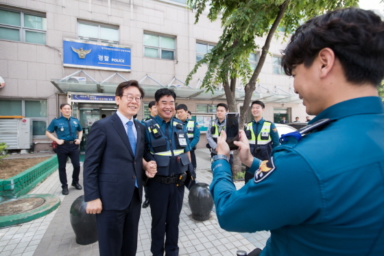 NSP통신-안양지구대원과 기념촬영하는 이재명 더불어민주당 경기도지사 후보(좌) (이재명캠프)