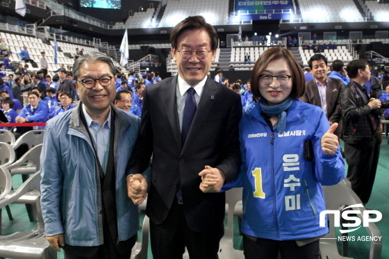 NSP통신-이재정 경기도교육감 후보(왼쪽부터)와 이재명 경기도지사 후보, 은수미 성남시장 후보가 전진대회에서 기념촬영을 하고 있다. (민경호 기자)