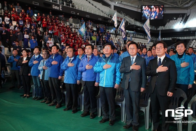 NSP통신-이재명 경기도지사 후보(앞줄 오른쪽부터), 박광온 경기도당 위원장, 전해철 상임선대위원장, 양기대 공동선대위원장, 문희상 상임고문, 김진표 상임고문, 이재정 경기도교육감 후보가 국민의례를 하고 있다. (민경호 기자)