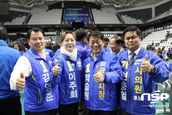 NSP통신-더불어민주당 전진대회에서 김영준 도의원 후보(왼쪽부터), 이주희 광명시의원 후보, 박승원 광명시장 후보, 현충열 광명시의원 후보가 기념촬영을 하고 있다. (민경호 기자)