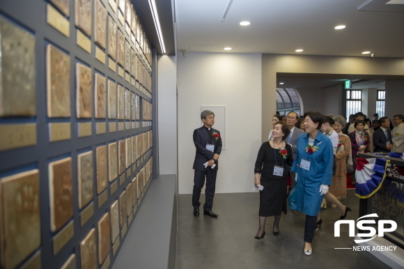 NSP통신-대구가톨릭대는 지난 12일 학교 발전에 기여한 동문, 기업인 등 후원인, 퇴임‧현직 교수 등 257명의 핸드프린팅과 자필 서명을 전시한 명예의 전당을 개관했다. 개관식 참석자들이 내부를 둘러보고 있다. (대구가톨릭대)