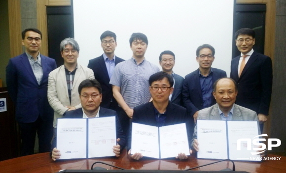 NSP통신-협약에 나선 전병현 영진사이버대학교 컴퓨터통신학과 교수, 박형용 한국교육학술정보원 부장, 김영철 한국원격대학협의회 사무국장 등 관계자들이 기념촬영에 나선 모습. (영진전문대학)