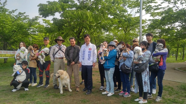 NSP통신-이민근 안산시장 후보가 안산동물사랑모임 회원들과 만남의 시간을 가지고 있다. (이민근 안산시장 후보실)