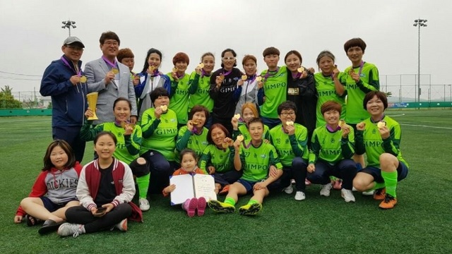 NSP통신-김포시축구협회 여성축구단이 여성부 전국 우승을 하고 기념촬영을 하고 있다. (김포시)