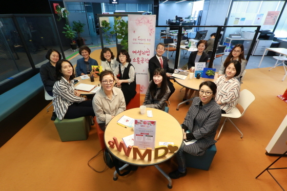NSP통신-Connect 21 Cafeteria에서 장병화 대표이사와 전현경 회장을 비롯한 성남시 여성기업인들이 간담회를 진행하고 있다. (성남산업진흥재단)