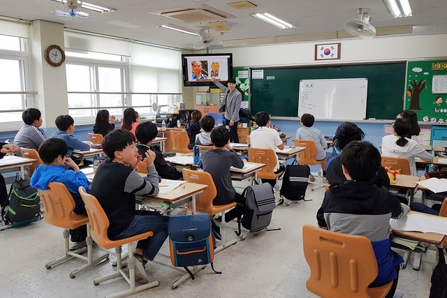 NSP통신-5월14일 중원초등학교에서 진행된 초등학교 만화교실 수업 모습. (부천시)