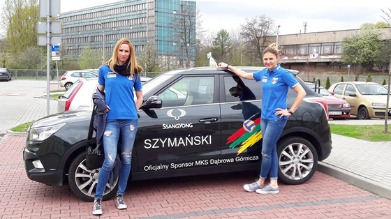 NSP통신-쌍용자동차 폴란드대리점이 후원하는 폴란드 여자 배구 1부 리그 MKS 동브로바구르니차(Dabrowa Gornicza)팀 선수들이 티볼리를 받고 기념촬영을 하고 있다. (쌍용차)