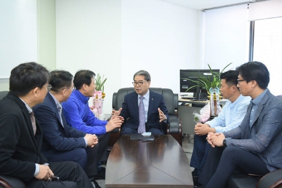 NSP통신-이재정 경기도교육감 예비후보가 한국노동총연맹 경기지부 관계자들과 간담회를 하고 있다. (이재정 선거사무실)