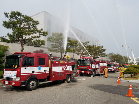 NSP통신-15일 신안산대학교 국제교육관에서 안산소방서 관계자들이 2018 긴급구조 종합훈련을 진행하고 있다. (안산소방서)