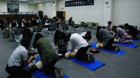 NSP통신-14일 분당소방서 2층 대회의실에서 스타벅스코리아 매장 직원들이 심폐소생술 실습을 진행하고 있다. (분당소방서)