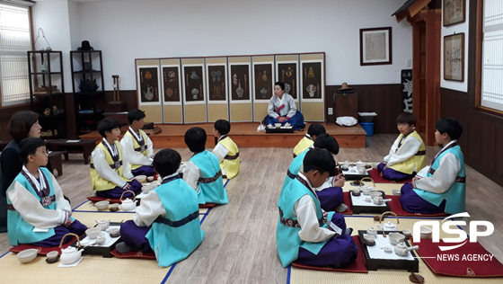 NSP통신-경주시의 교육프로그램인 글로벌예절학교 운영 모습. (경주시)