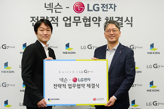 NSP통신-넥슨 이정헌 대표(왼쪽)와 LG전자 한국모바일그룹장 이상규 부사장(오른쪽). (넥슨)