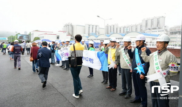 NSP통신-여수시, 한국가스안전공사, 한국산업안전보건공단, LG화학 등이 LG화학 여수 화치공장 정문에서 안전캠페인을 펼치고 있다. (LG화학)