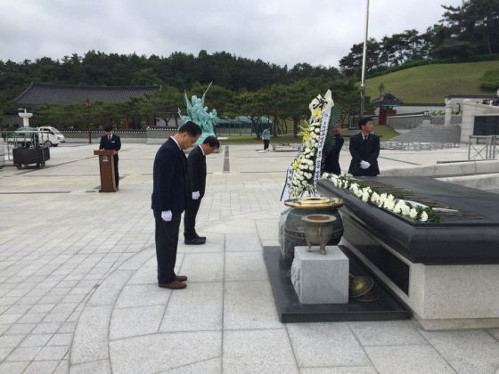 NSP통신-송주명 경기도교육감 예비후보가 국립5·18민주묘지를 참배하고 있다. (송주명 선거사무실)