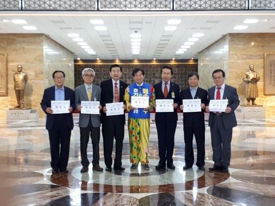 NSP통신-배종수 경기도교육감 예비후보는 스승의 날인 15일 국회를 방문해 대한민국교권헌장 제정을 위한 입법청원서를 제출을 앞두고 기념촬영을 하고 있다. (배종수 선거사무실)