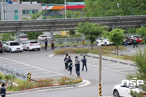 NSP통신-16일 포항교육지원청은 2018년 재난대응 안전한국훈련 일환으로 자체 지진 대피훈련을 실시하고 있다. (포항교육지원청)