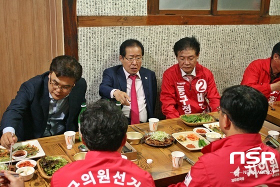 NSP통신-홍준표 자유한국당 대표가 이재만 대구 동구 을 당협위원장과 한국당 6.13지방선거 출마자들과 대화를 나누고 있다. (김덕엽 기자)