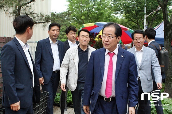 NSP통신-홍준표 자유한국당 대표가 수행원들과 동구 신기동 반야월시장으로 향하고 있다. (김덕엽 기자)