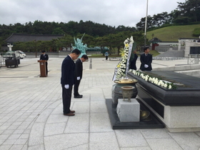 [NSP PHOTO][6.13선거] 송주명 경기교육감 예비후보, 광주 5·18민주묘지 참배