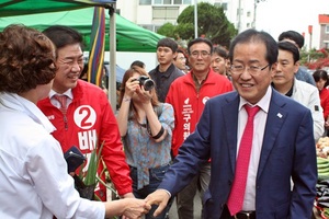 [NSP PHOTO]반야월시장에서 지역주민과 인사나누는 홍준표 자유한국당 대표