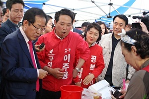 [NSP PHOTO]자유한국당 6.13지방선거 출마자들과 순대 맛보는 홍준표 대표