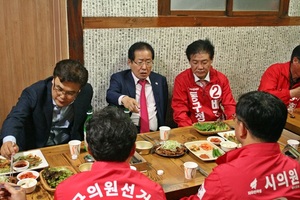 [NSP PHOTO]자유한국당 6.13지방선거 출마자들과 대화하는 홍준표