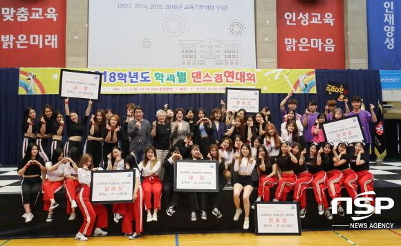 NSP통신-참여한 학생들과 교수들 단체사진/ 우승한 패션학부 학생들. (계명문화대학교)