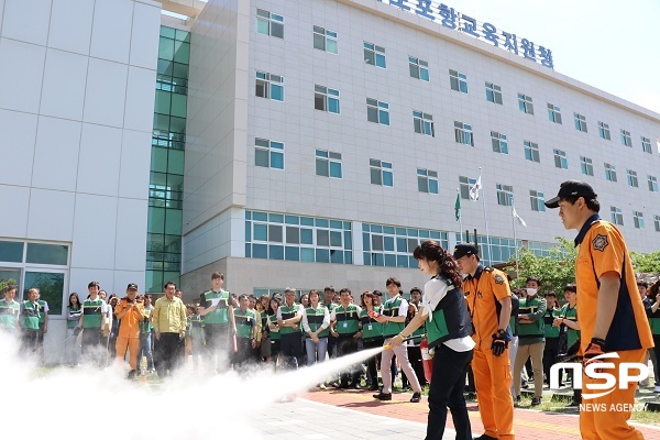 NSP통신-포항교육지원청과 장량119안전센터는 17일 포항교육지원청에서 합동소방훈련을 실시하고 있다. (포항교육지원청)