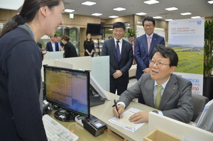 [NSP PHOTO]김광수 농협금융 회장, NH-아문디 농촌사랑 고배당 적립식 펀드 가입