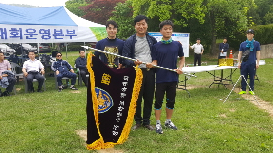 NSP통신-17일 중앙소방학교 대운동장에서 열린 전국 소방학교체육대회에서 경기도소방학교가 종합우승을 차지해 마재윤 경기도소방학교장(가운데)과 관계자들이 상패를 들고 기념촬영을 하고 있다. (경기도소방학교)