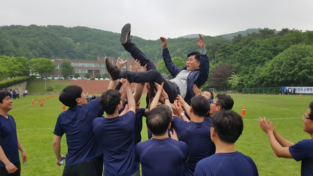 NSP통신-17일 중앙소방학교 대운동장에서 열린 전국 소방학교체육대회에서 경기도소방학교가 종합우승을 차지해 마재윤 경기도소방학교장이 헹가래를 받고 있다. (경기도소방학교)