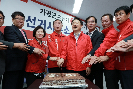 NSP통신-남경필 경기도지사 후보가(오른쪽 네번째) 김성기 가평군수 후보(오른쪽 다섯번째) 선거사무소 개소식에 참석해 필승떡을 자르고 있다. (남경필 선거사무실)