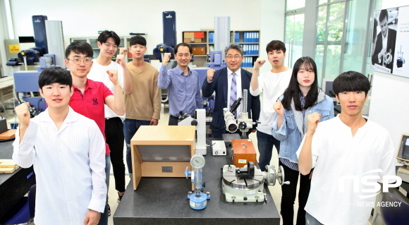 NSP통신-합격한 학생들과 교수 등 관계자들이 학내 교정측정기술센터에 함께 한 모습. (영진전문대학)