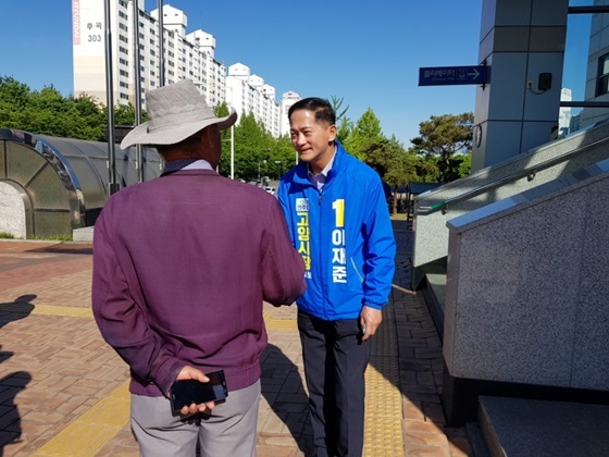 NSP통신-더불어 민주당 소속 이재준 고양시장 후보가 경의선 일산역 선거운동 중 한 고양시민과 악수하며 환담중이다 (강은태 기자)