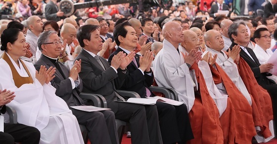 NSP통신-▲정세균 국회의장이 불기 2562 부처님 오신 날을 맞아 조계사 대웅전에서 열린 봉축법요식에 참석했다 (국회)