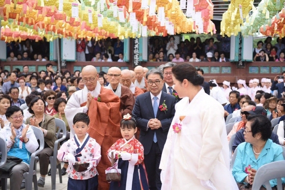 NSP통신-경기 화성시 용주사 봉축법요식에 참석한 이재정 경기도교육감 예비후보 모습. (이재정 선거사무실)