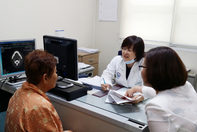 NSP통신-부천성모병원 의사가 카자흐고려인을 대상으로 건강검진을 진행하고 있다. (부천성모병원)